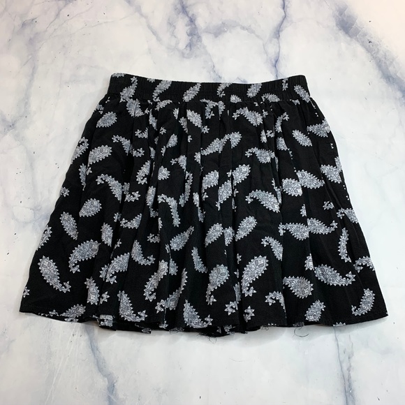 Brandy Melville Black White Paisley Mini Skirt - Picture 4 of 8